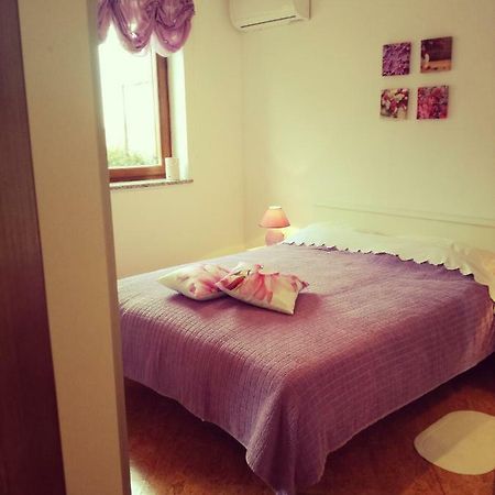 Room Kris With Private Entrance & Private Bathroom Vilanija Kültér fotó