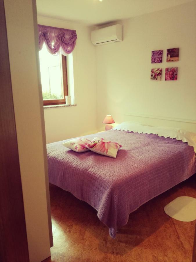 Room Kris With Private Entrance & Private Bathroom Vilanija Kültér fotó