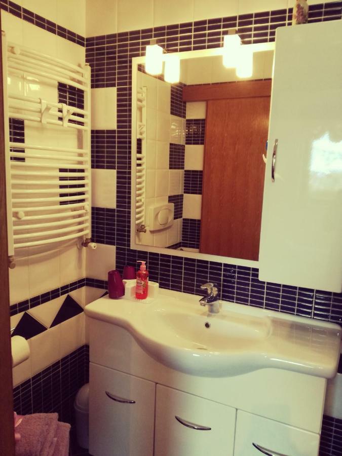 Room Kris With Private Entrance & Private Bathroom Vilanija Kültér fotó